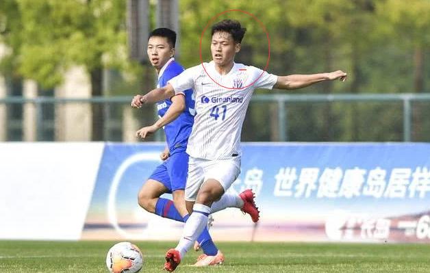  曼联青训小将梅开二度抢镜  